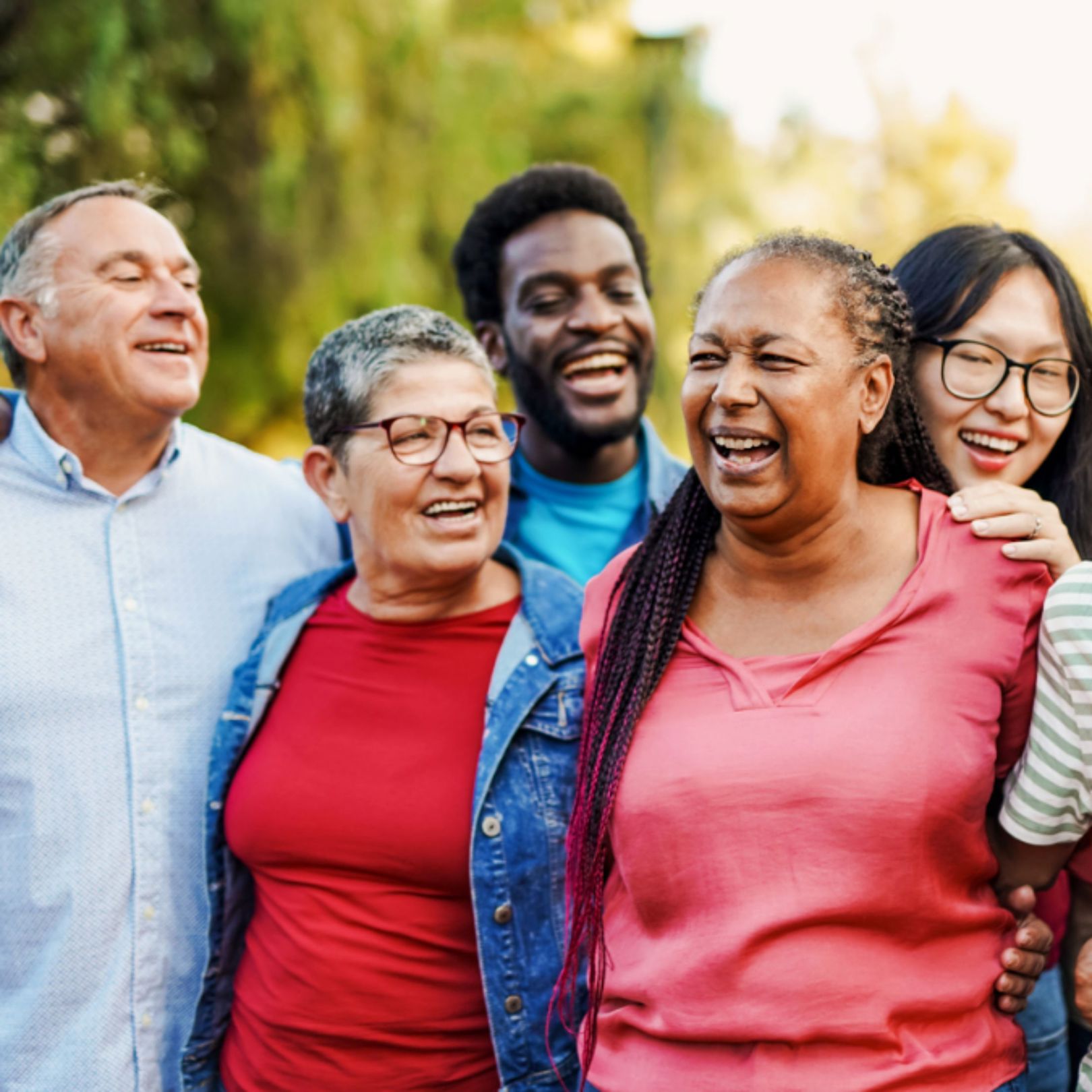 Groupe rassembleur souriant à l'extérieur